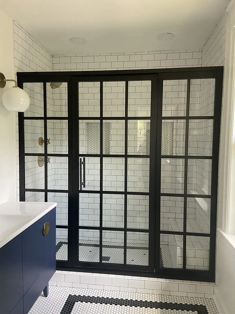 Gridscape GS1 Swing Shower Door with 2 Side Panels in Black with Clear Glass